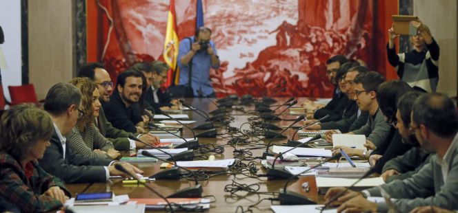 Representantes del PSOE, Podemos, IU y Compromís durante la reunión que han mantenido esta tarde en el Congreso.