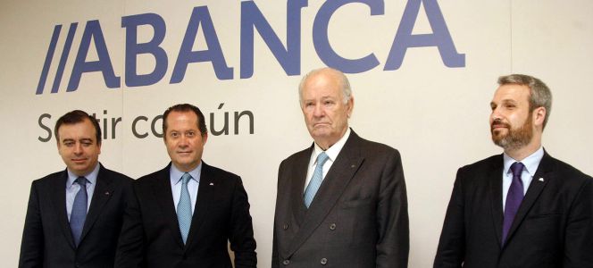 La cúpula directiva de Abanca, durante la presentación anual de resultados de 2015. De izquierda a derecha, Francisco Botas, Juan Carlos Escotet Rodríguez, Javier Etcheverría y Alberto de Francisco.