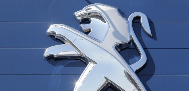 Detalle del logotipo de Peugeot a la entrada de un concesionario en Montpellier (Francia). EFEArchivo