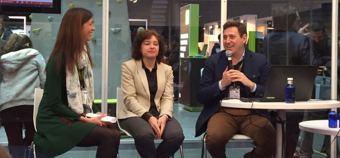 Conferencia sobre internacionalización en el Salón Mi Empresa. De izquierda a derecha: Alicia Sanz de Tassigni, del departamento iniciación a las exportaciones de ICEX; Celia Secades, directora de desarrollo de negocio de HC Clover Productos y Servicios, y Antonio Romero, director ejecutivo de Mi Leyenda Entertainment.