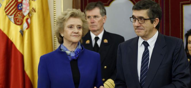 La defensora del Pueblo, Soledad Becerril, entregando el informe anual de 2015 de la institución al presidente del Congreso, Patxi López.