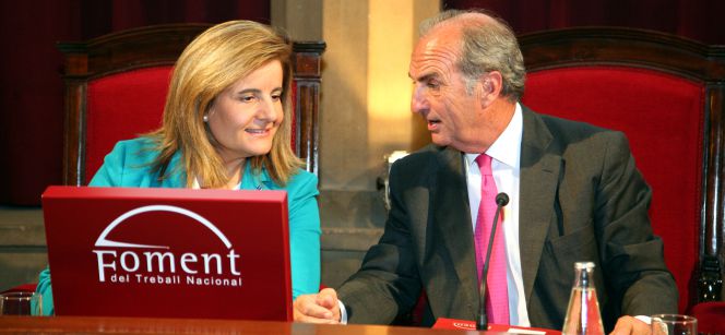 Joaquim Gay de Montellá, presidente de la patronal catalana, Fomento del Trabajo, con la ministra de Empleo, Fátima Báñez.