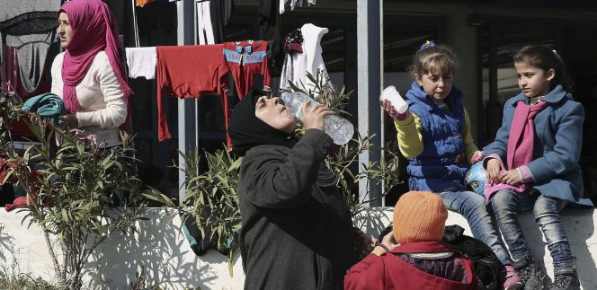 Refugiados e inmigrantes desembarcan en el puerto de Pireo en Atenas.