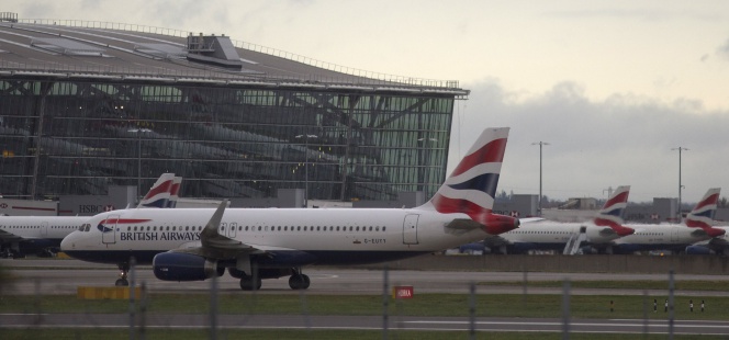 Aviones de British Airways en el aeropuerto londinense de Heathrow. Reuters