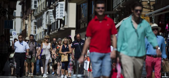 Turistas pasean por el centro de Málaga.