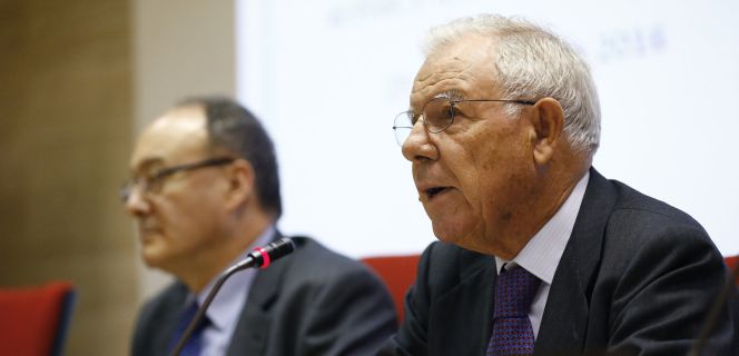 El gobernador del Banco de España, Luis María Linde (i), en la presentación del libro "Lecciones de Economía Política" de Knut Wicksell, junto a José Ramón Álvarez Rendueles (d), director de la obra.