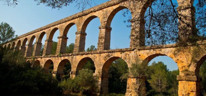 El acueducto Pont del Diable, del siglo I.