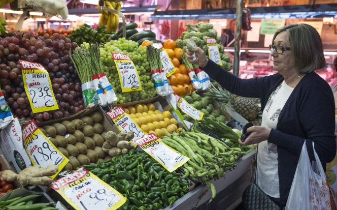 En la imagen, una mujer hace su compra en una fruteria del mercado Maravilla en Madrid. EFEArchivo