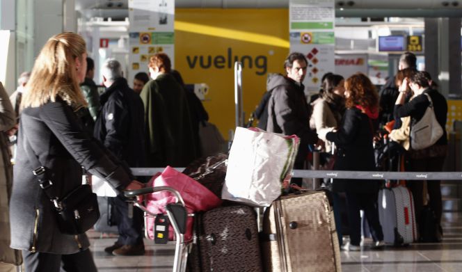 Pasajeros en el mostrador de Vueling