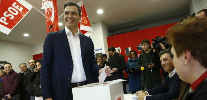 Pedro Sánchez, secretario general del PSOE, vota para ratificar el acuerdo con Ciudadanos en la agrupación socialista de Pozuelo.