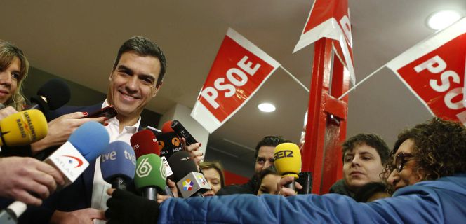 Pedro Sanchez Secretario General del Psoe, vota para ratificar el acuerdo con Ciudadanos en la agrupación socialista de Pozuelo.