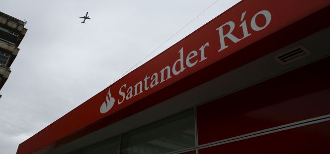Logotipo de Banco Santander Río en una oficina de Buenos Aires (Argentina).