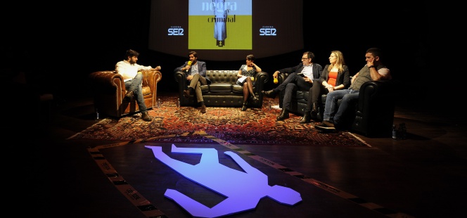 Vicente Jiménez, director general de la Cadena Ser (segundo por la izquierda), junto a Mona León, directora de 'Negra y Criminal'; y Luis Rodríguez Pi, director de antena de la emisora (cuarto por la izquierda), con parte del equipo del programa.