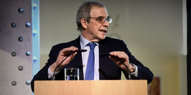 El presidente de Telefónica, César Alierta, durante la presentación hoy de las nuevas "Lanzaderas de empleo" de la Fundación Telefónica.