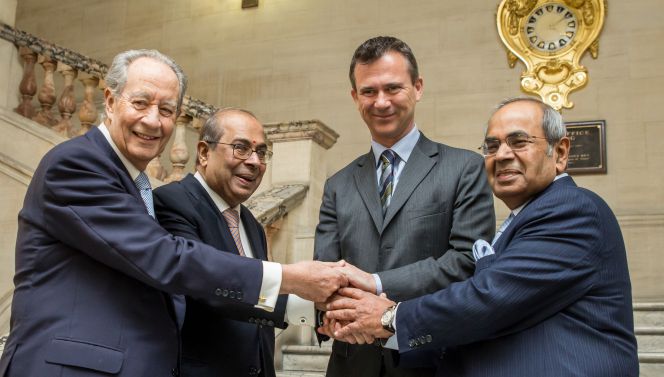 Juan Miguel Villar Mir, presidente del Grupo OHL;rn Prakash P. Hinduja, presidente para Europa del Grupo Hinduja; Mark Lancaster del Parliamentary Under Secretary of State and Minister for Defence Personnel and Veterans del Reino Unido, y Gopichand P. Hinduja, copresidente del Grupo Hinduja en el Old War Office de Londres.