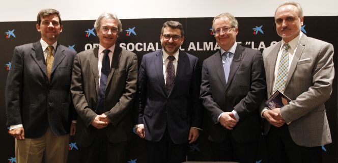 De izquierda a derecha, Rodrigo Jordán, experto en liderazgo, Marco Trombetta, decano asociado de IE Business School, Angel Font, director corporativo de personas y estrategia de la Fundación la Caixa, Javier Fernández, director de la cátedra y Salvador Molina, presidente del Foro Ecofin, en la presentación de la Cátedra de management.
