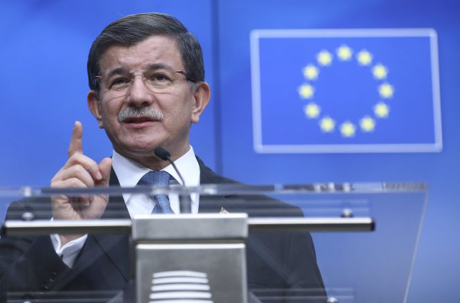 El primer ministro de Turquía Ahmet Davutoglu ofrece declaraciones durante una rueda de prensa al término de una cumbre extraordinaria de líderes de la Unión Europea (UE) con Turquía.