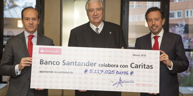 Rami Aboukhair, director general y responsable de Santander España, Rafael del Río, presidente de Cáritas Española y Lázaro de Lázaro, consejero delegado de Santander Asset Management España.