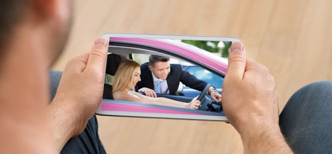 Una persona ve la televisión en el teléfono móvil.