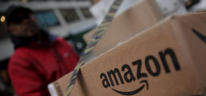 Un empleado en un centro logístico de Amazon.