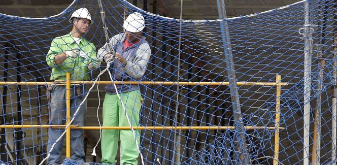 En la imagen, varios trabajadores en la construcción de una vivienda. EFEArchivo