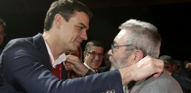 El secretario general de UGT, Cándido Méndez (d), saluda al secretario general del PSOE, Pedro Sánchez, durante el 42 Congreso Confederal de UGT hoy en Madrid. EFEJavier Lizón