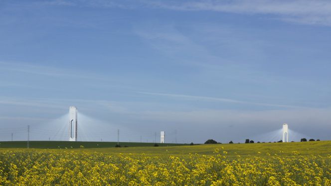 Torres de la planta solar de Abengoa en Sanlucar la Mayor (Sevilla).