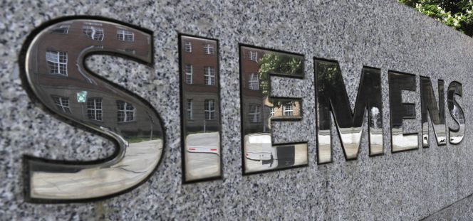Parte del edificio de administración de Siemens reflejado en su letrero en Berlín (Alemania).