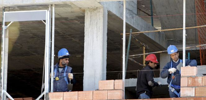 Tres obreros trabajan en la construcción de una vivienda de Bilbao.