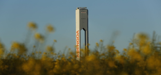 Una torre de una planta solar de Abengoa.