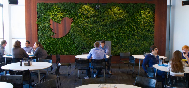 Muro de plantas en la cafetería de la sede de Twitter en San Francisco (California).