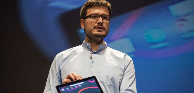 Alberto Méndez, consejero delegado de BQ, con una tableta.