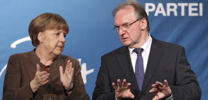 La canciller alemana, Angela Mekel (i), y el primer ministro de Sajonia Anhalt, Reiner Haseloof (d), durante un acto electoral del partido de la Unión Cristianodemócrata (CDU) en Halle, Alemania.
