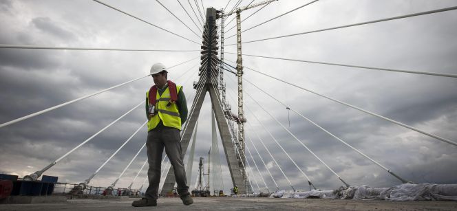 Trabajador durante la construcción del puente de Cádiz.