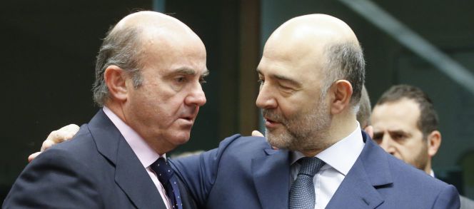 El ministro de Economía en funciones, Luis de Guindos, y el comisario europeo de Asuntos Económicos, Pierre Moscovici.