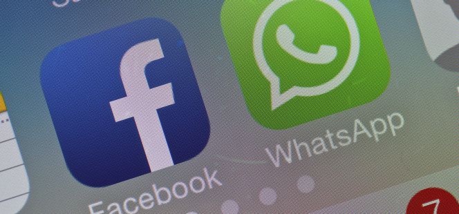 Aplicaciones de Facebook y Whatsapp en el teléfono móvil de un usuario.