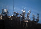 Las telecos pugnan por vender sus torres de móvil Las telecos pugnan por vender sus torres de móvil