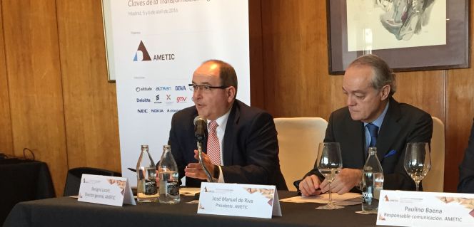 José Manuel de Riva, presidente de Ametic (derecha), ayer junto al director general de la patronal tecnológica, Benigno Lacort.