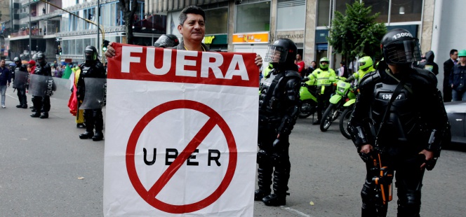Una protesta contra la plataforma tecnológica Uber en Bogotá (Colombia), este lunes.