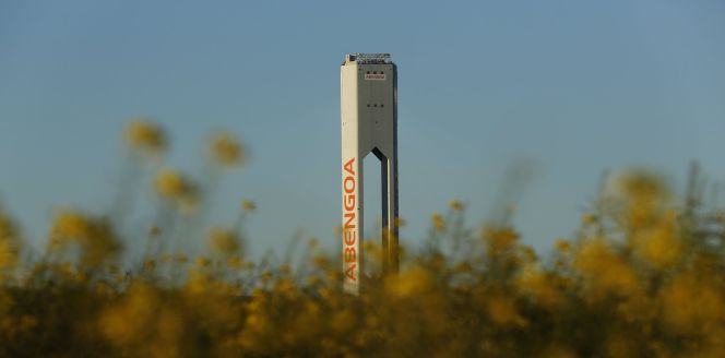 Torre de una planta solar de Abengoa en Sanlúcar la Mayor (Sevilla).