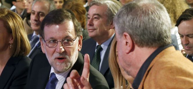 El presidente del Gobierno en funciones, Mariano Rajoy (i), conversa con el ex secretario general de CCOO, José María Fidalgo (d), durante la convención sobre crecimiento y empleo del PP que se celebra en Madrid.
