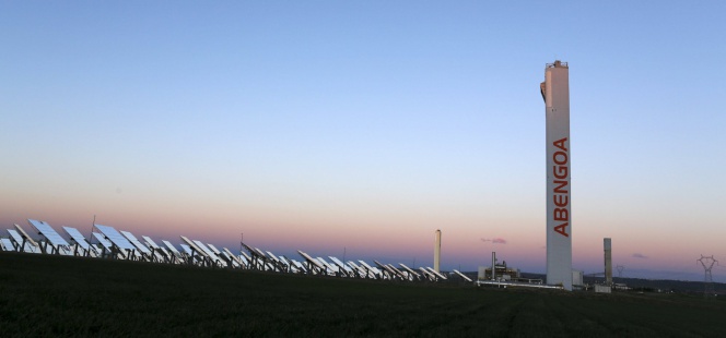 Torre de la planta solar de Abengoa cercana a Sevilla.