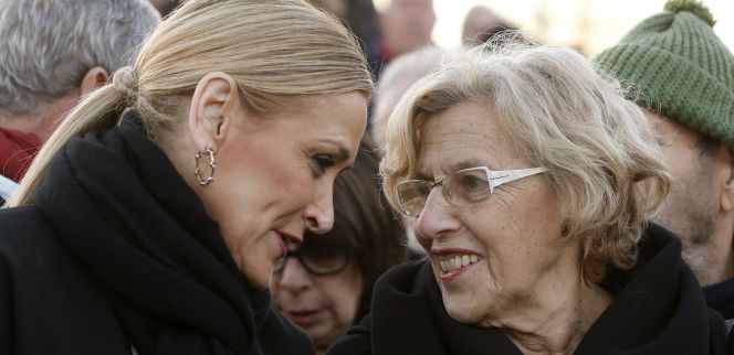 La presidenta de la Comunidad de Madrid, Cristina Cifuentes (i), conversa con la alcaldesa de Madrid, Manuela Carmena (d), durante una de sus últimas comparecencias.