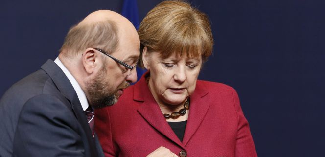 La canciller alemana, Angela Merkel (d), conversa con el presidente del Parlamento Europeo, Martin Schulz, durante la Cumbre de líderes de la Unión Europea en la sede del Consejo Europeo en Bruselas, Bélgica, hoy.