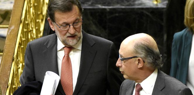 El presidente del Gobierno en funciones Mariano Rajoy (i) y el ministro de Hacienda en Funciones Cristóbal Montoro al término del primer pleno ordinario del Congreso de la legislatura. EFEFernando Villar
