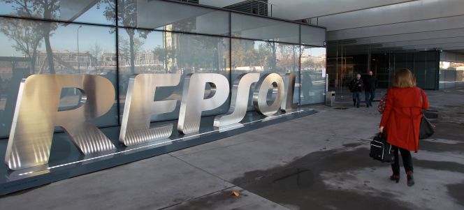 Repsol se reorganiza y prescinde de 41 directivos