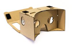 Google Cardboard: cuestan unos 15 euros, pero a menudo se distribuyen gratis. Funcionan con un teléfono Android o un iPhone. Es recomendable para quien quiere probar esta tecnología sin gastar apenas dinero.