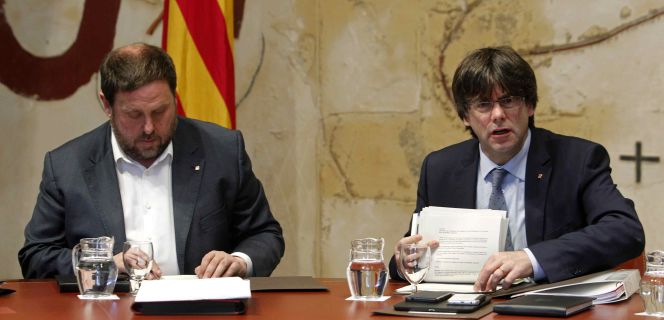 El presidente de la Generalitat de Cataluña, Oriol Junqueras, y el consejero de Economía, Oriol Puigdemont.