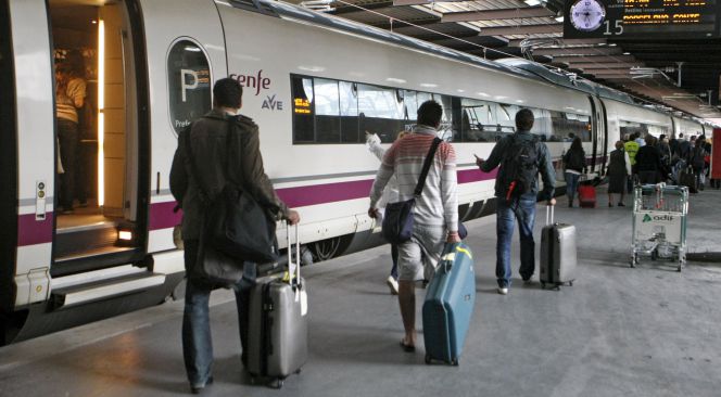 Un grupo de viajeros accede al AVE en la estación madrileña de Atocha.