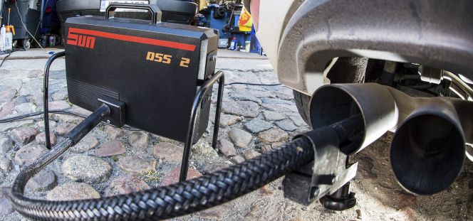 Un dispositivo mide los niveles de emisiones del motor diésel de un Volkswagen.